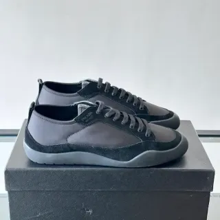 Prada Cloudbust Chaussures Lifestyle Noir et Gris de Material Mixte avec Paneling Daim et Textil