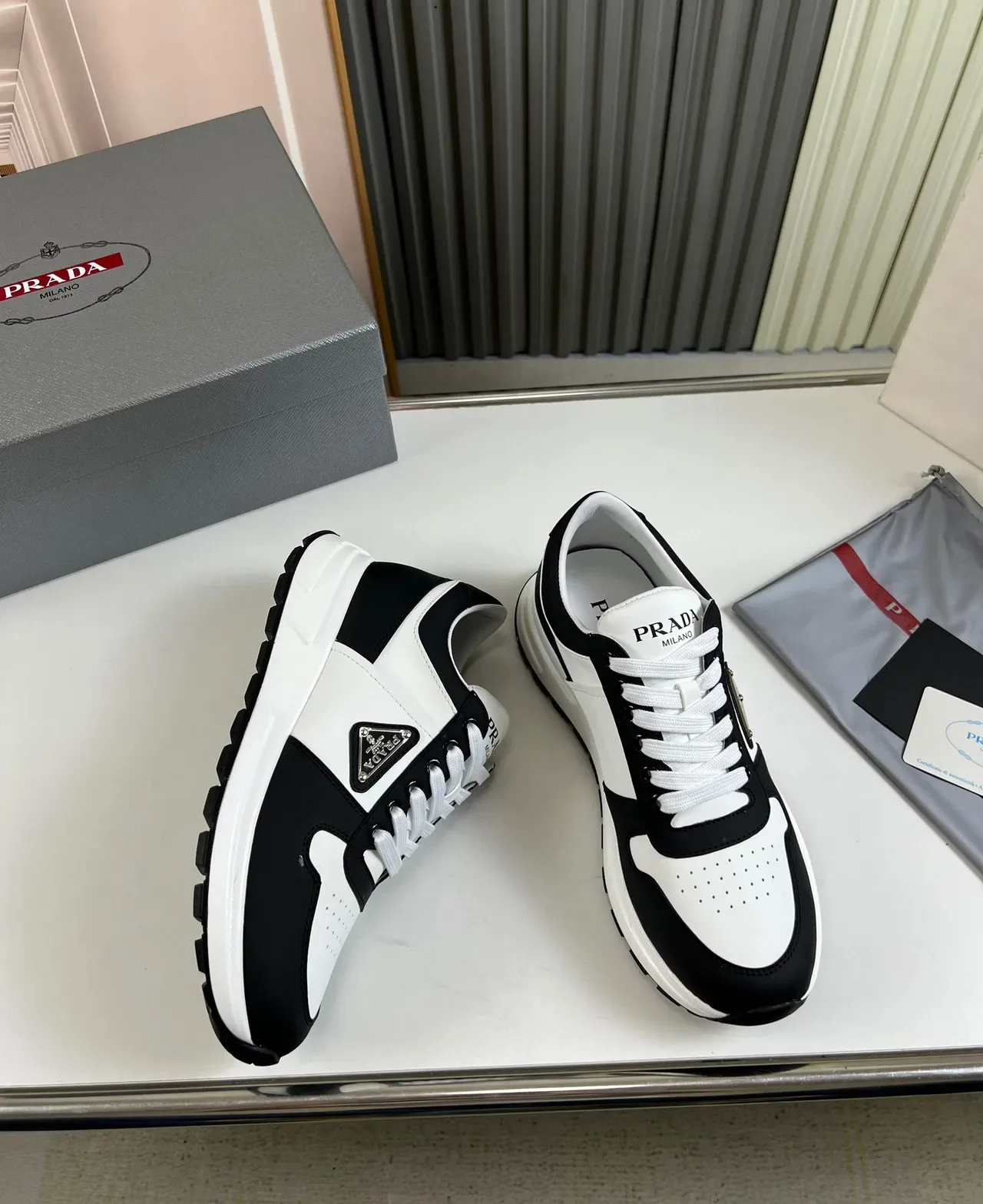 Prada Cloudbust Sneakers Lifestyle Noir Blanc Color-Blocked Cuir 5