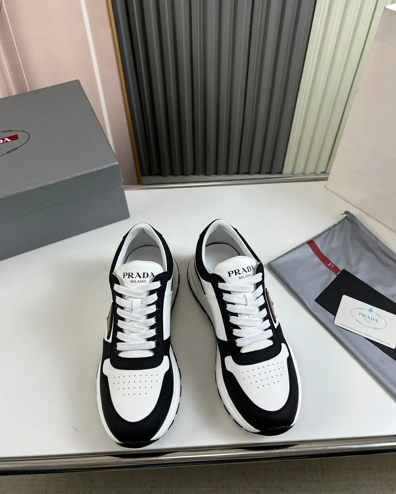 Prada Cloudbust Sneakers Lifestyle Noir Blanc Color-Blocked Cuir 9