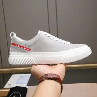 Prada Cloudbust Sneakers Lifestyle Daim Gris avec Ruban Logo Rouge
