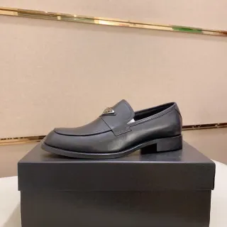 Prada حذاء جلد أسود بزاوية مربعة من الارتداء السهل لوفر