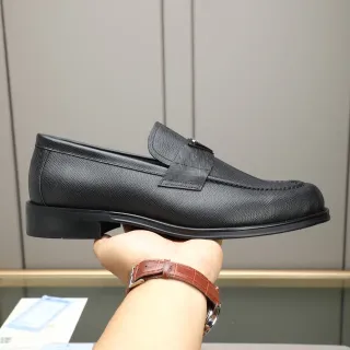 Prada काली सैफियानो चमड़ा पट्टा लोअफर