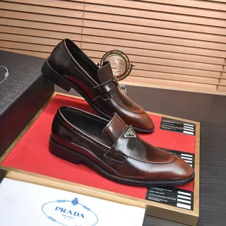 Prada مكاسين جلد بني مصقولة slip-on مكاسين