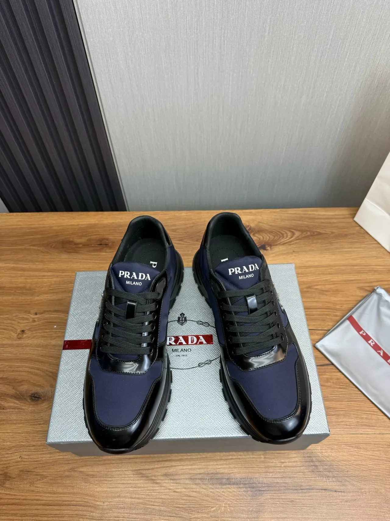 Prada Zapatillas Lifestyle Navy Black Dos Tonos Cuero Patentado Y Nylon Híbrido En La Parte Superior 2