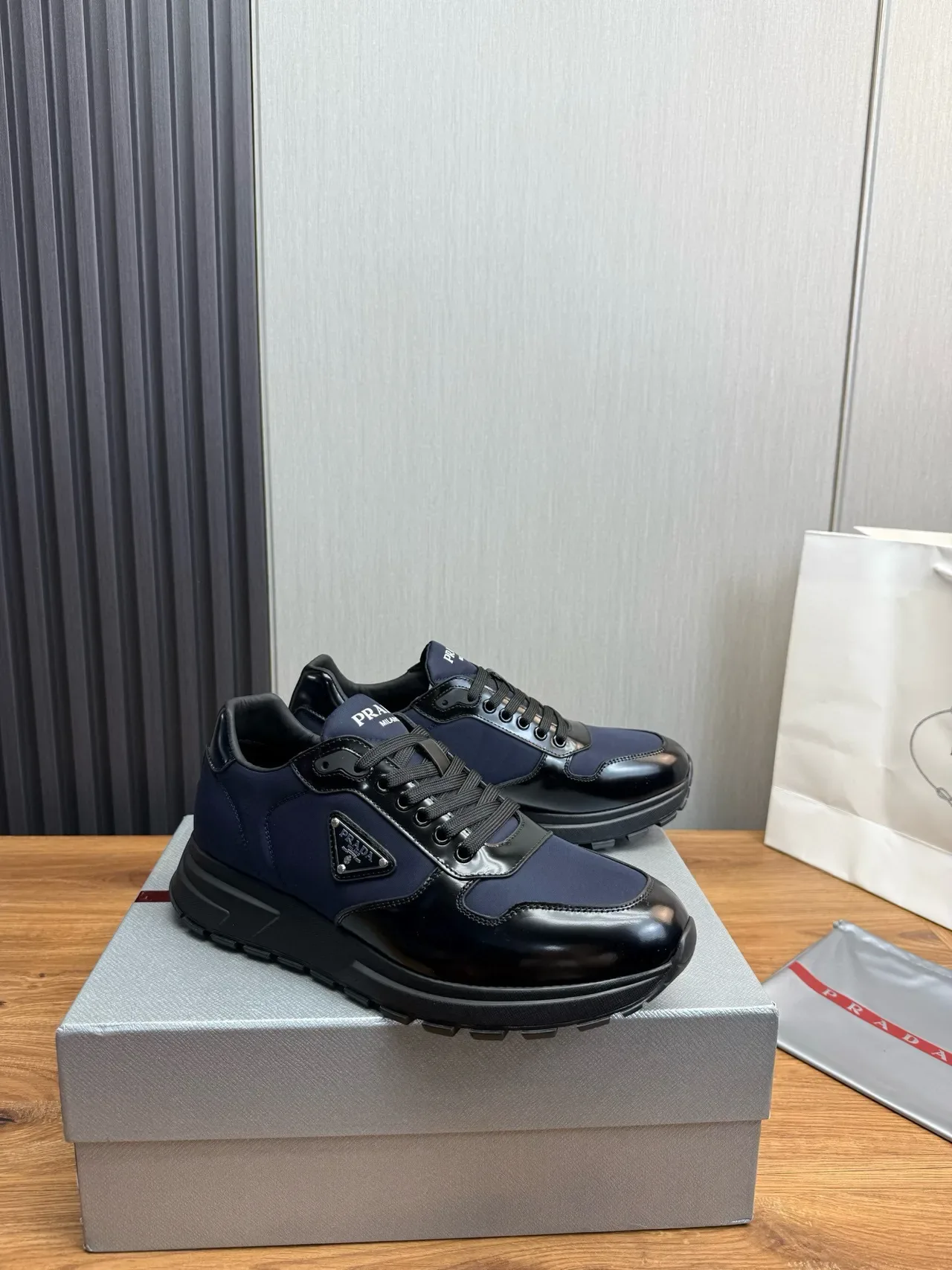 Prada Zapatillas Lifestyle Navy Black Dos Tonos Cuero Patentado Y Nylon Híbrido En La Parte Superior 3