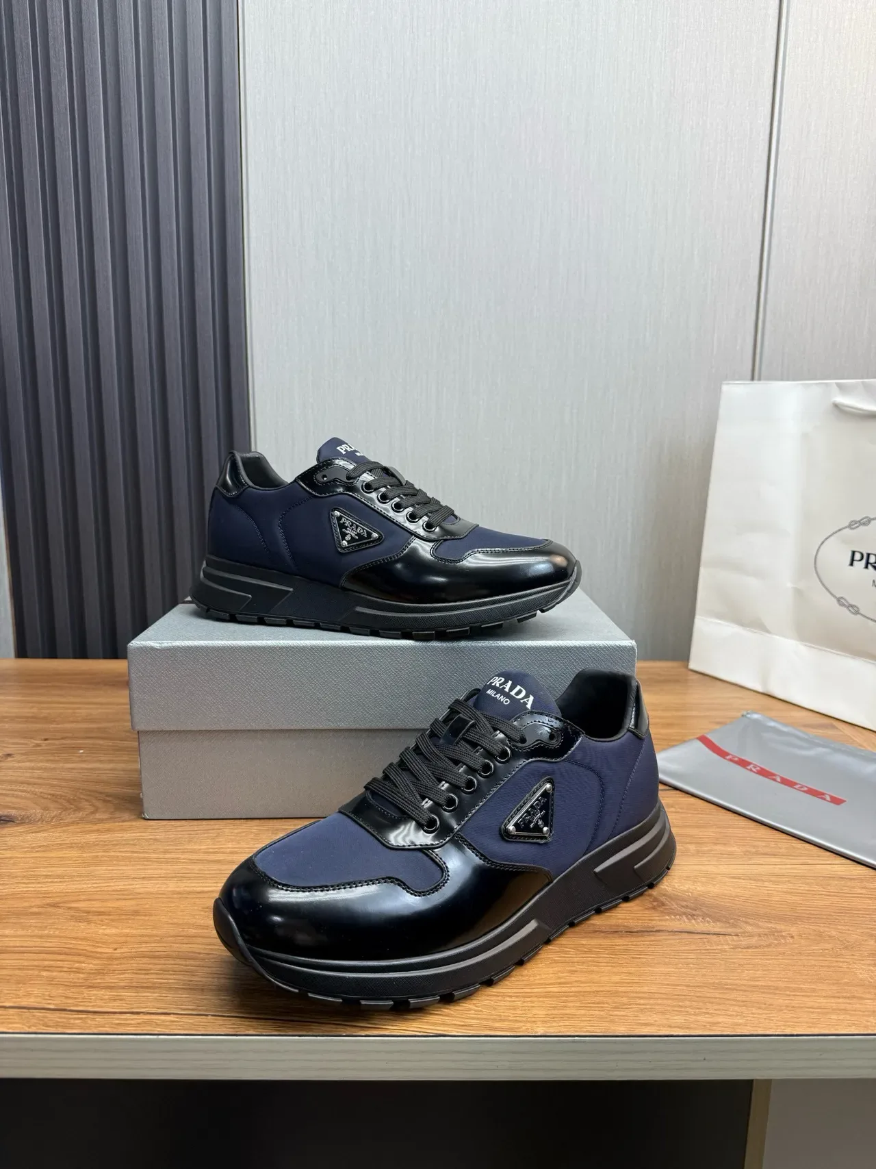 Prada Zapatillas Lifestyle Navy Black Dos Tonos Cuero Patentado Y Nylon Híbrido En La Parte Superior 4