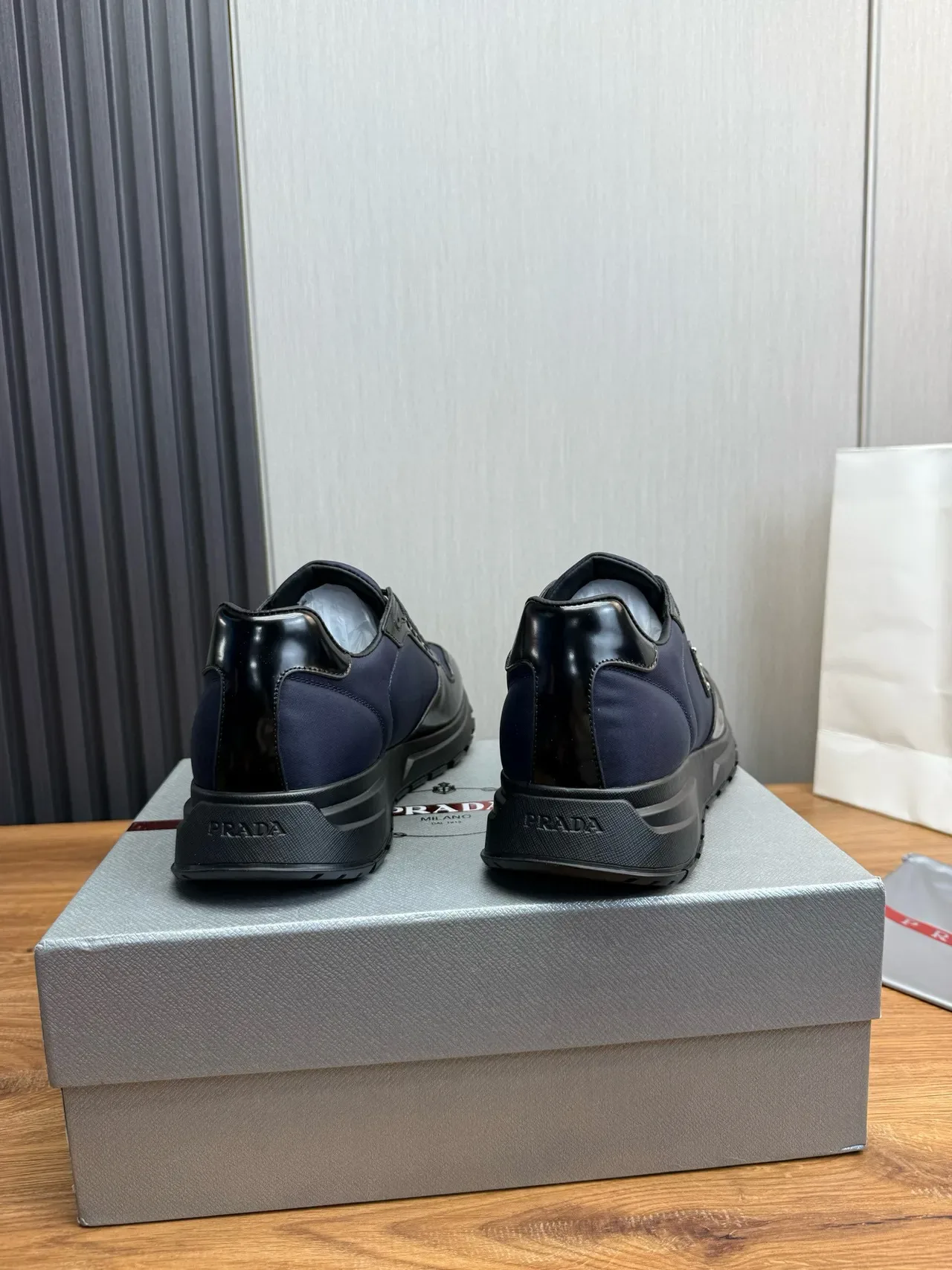Prada Zapatillas Lifestyle Navy Black Dos Tonos Cuero Patentado Y Nylon Híbrido En La Parte Superior 5