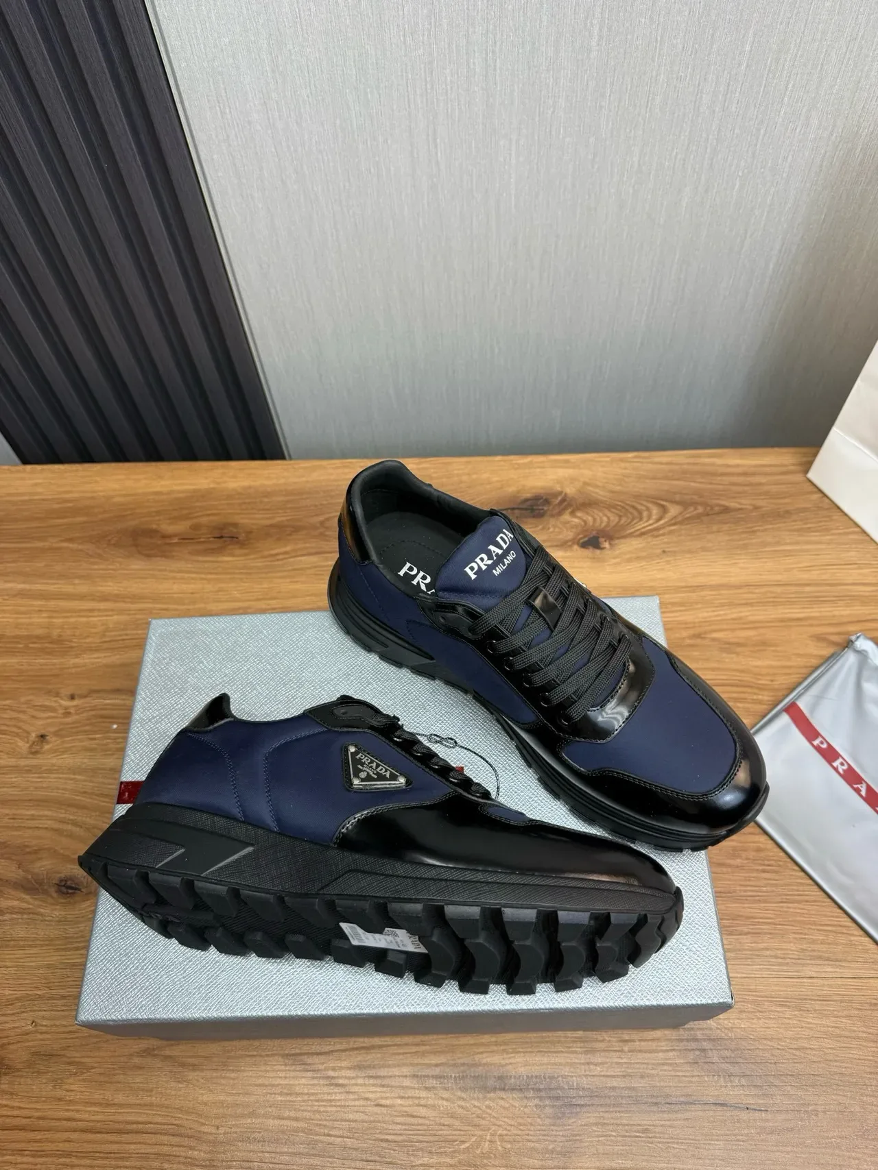 Prada Zapatillas Lifestyle Navy Black Dos Tonos Cuero Patentado Y Nylon Híbrido En La Parte Superior 6
