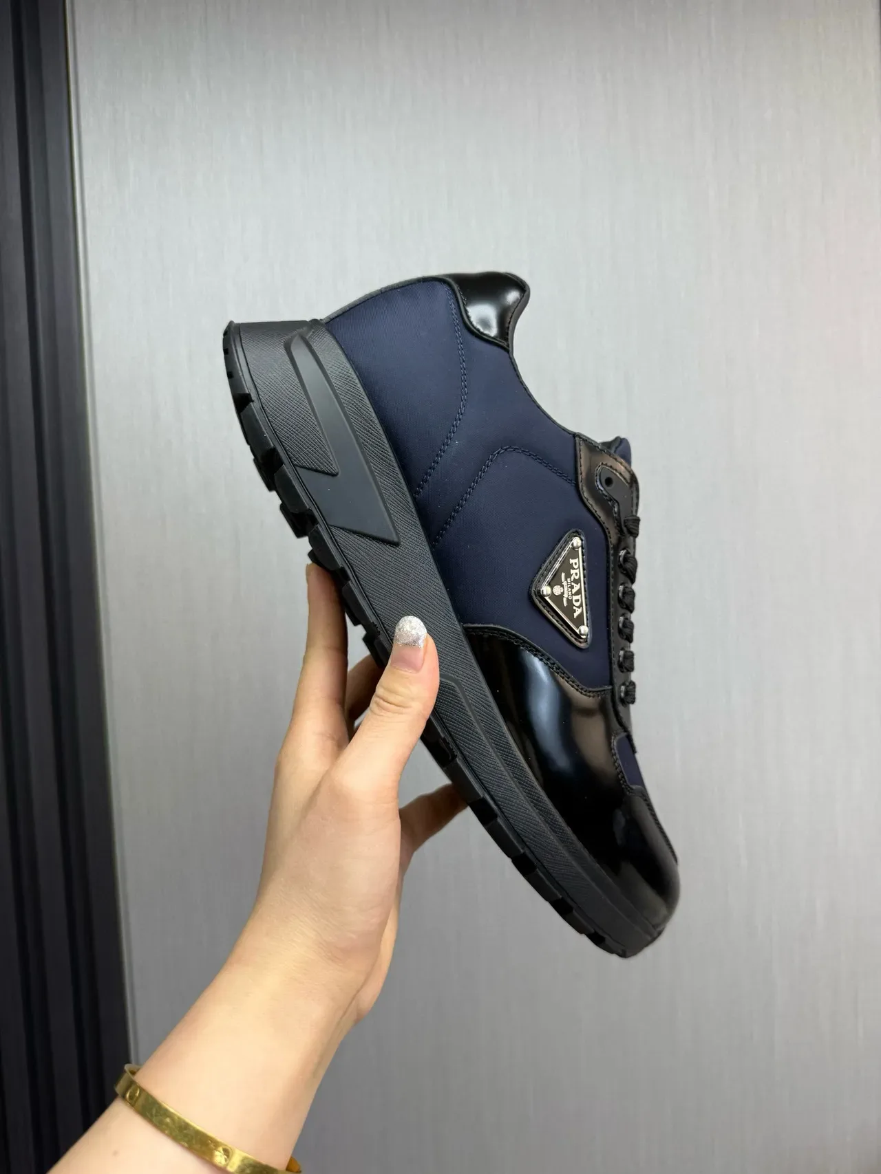 Prada Zapatillas Lifestyle Navy Black Dos Tonos Cuero Patentado Y Nylon Híbrido En La Parte Superior 7