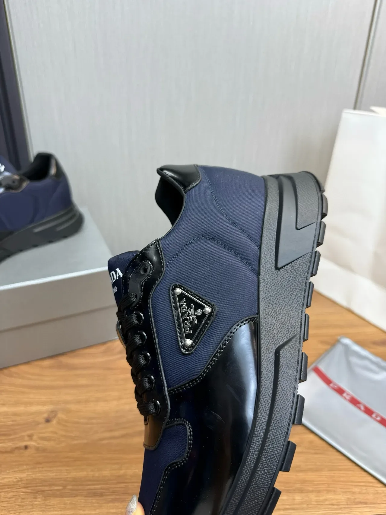 Prada Zapatillas Lifestyle Navy Black Dos Tonos Cuero Patentado Y Nylon Híbrido En La Parte Superior 8