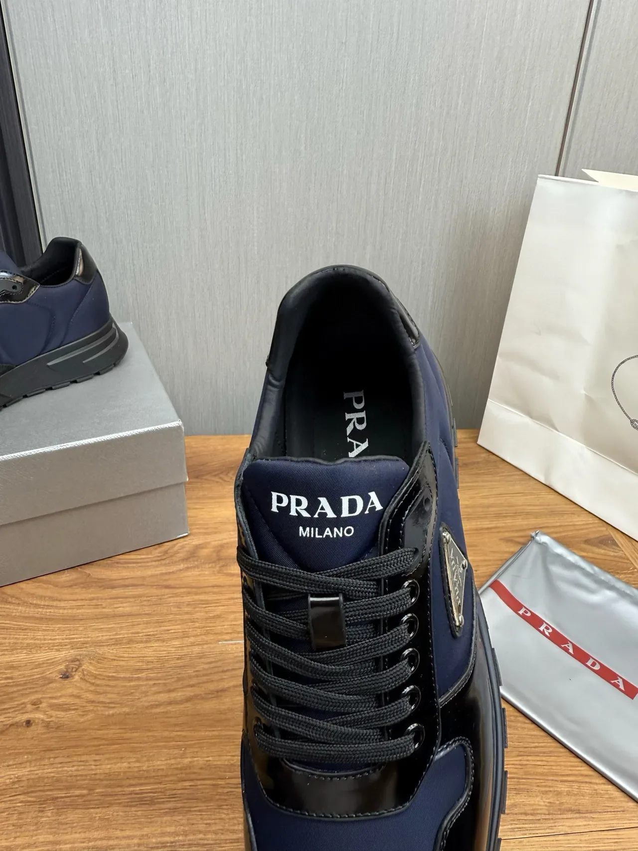 Prada Zapatillas Lifestyle Navy Black Dos Tonos Cuero Patentado Y Nylon Híbrido En La Parte Superior 9