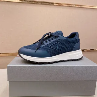 Prada حذاء رياضي لأسلوب الحياة مع شبكي وصناعي علوة أكسنت لوجو مثلثي نيوي وايت