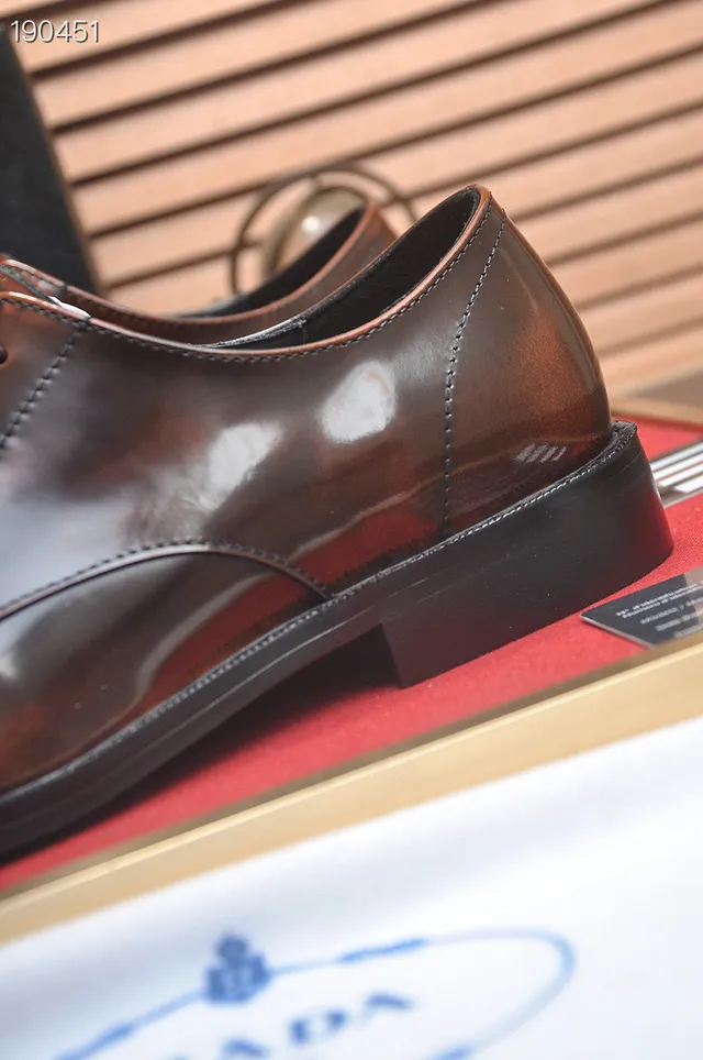 Prada Sapatos Oxford Marrom Polido com Bico de Gorra 4