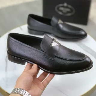 Prada Loafers Triangulaires Noir Cuir Saffiano