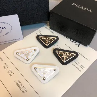 Prada ত্রিভুজ লোগো কালো সাদা ত্রিভুজাকার টেক্সচার্ড ফ্যাব্রিক ব্রোচ