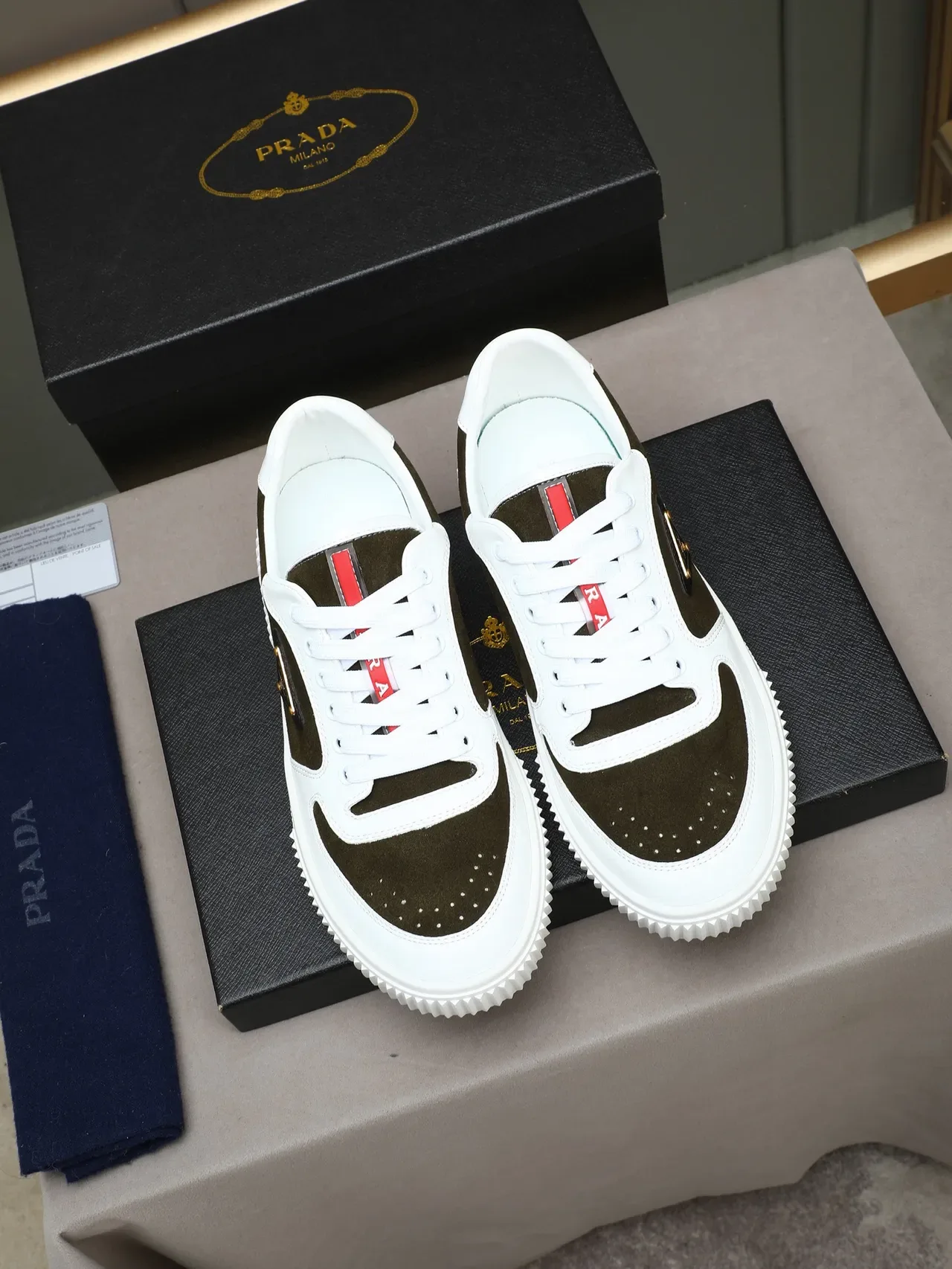 Prada Tênis Lifestyle de Camurça e Couro em Duas Cores Branco e Army Green Olive com Painéis de Construção 3