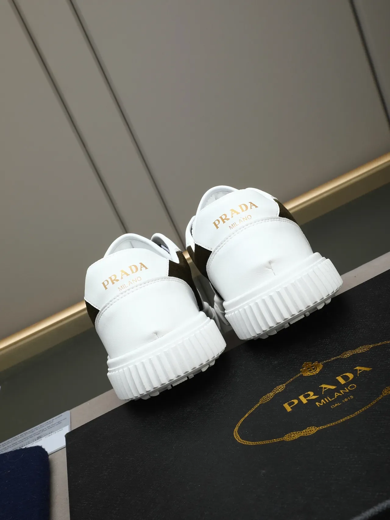 Prada Tênis Lifestyle de Camurça e Couro em Duas Cores Branco e Army Green Olive com Painéis de Construção 4