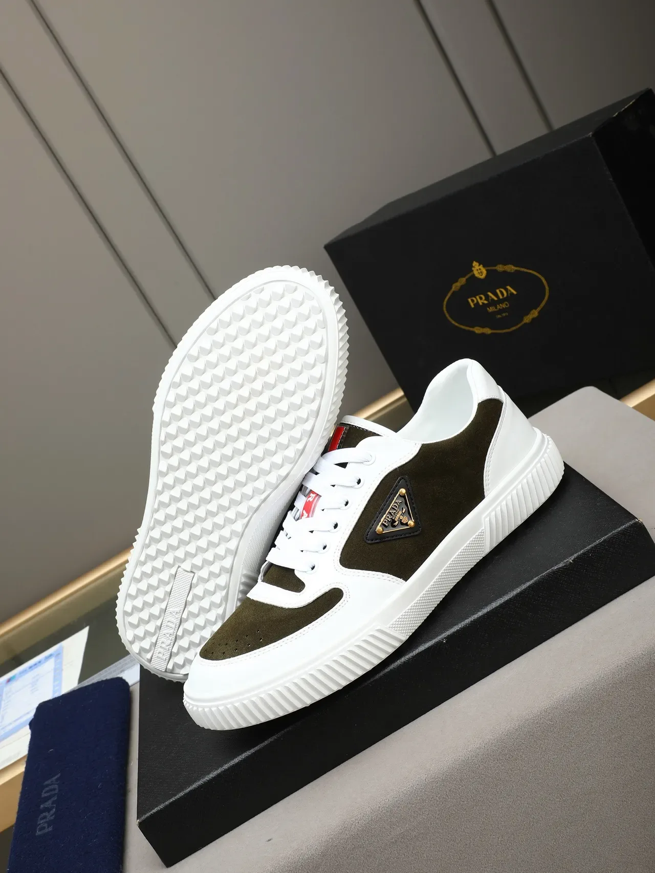 Prada Tênis Lifestyle de Camurça e Couro em Duas Cores Branco e Army Green Olive com Painéis de Construção 5