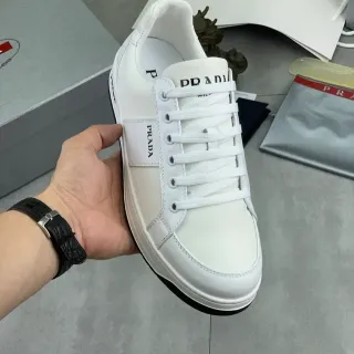 Prada Sneakers Lifestyle Minimalistes Blanc et Noir en cuir supérieur