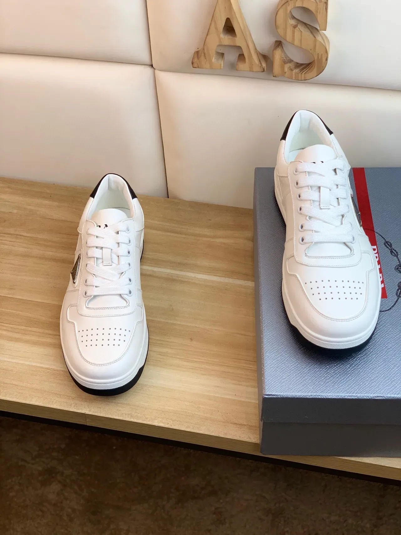 Prada Sneakers Lifestyle Blanc et Noir en Cuir Panelé avec Plaque de Logo Métal Triangulaire 2