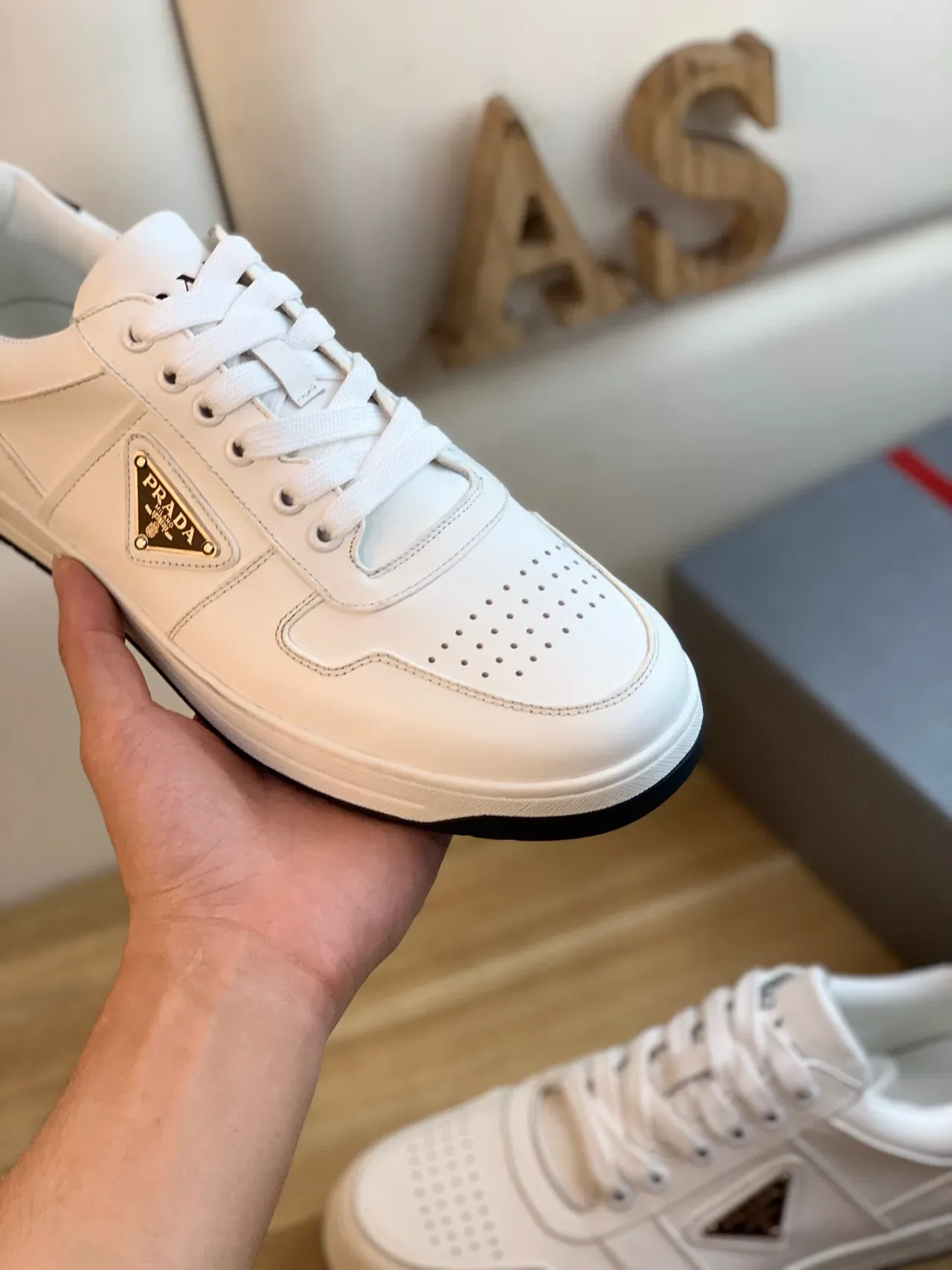 Prada Sneakers Lifestyle Blanc et Noir en Cuir Panelé avec Plaque de Logo Métal Triangulaire 4