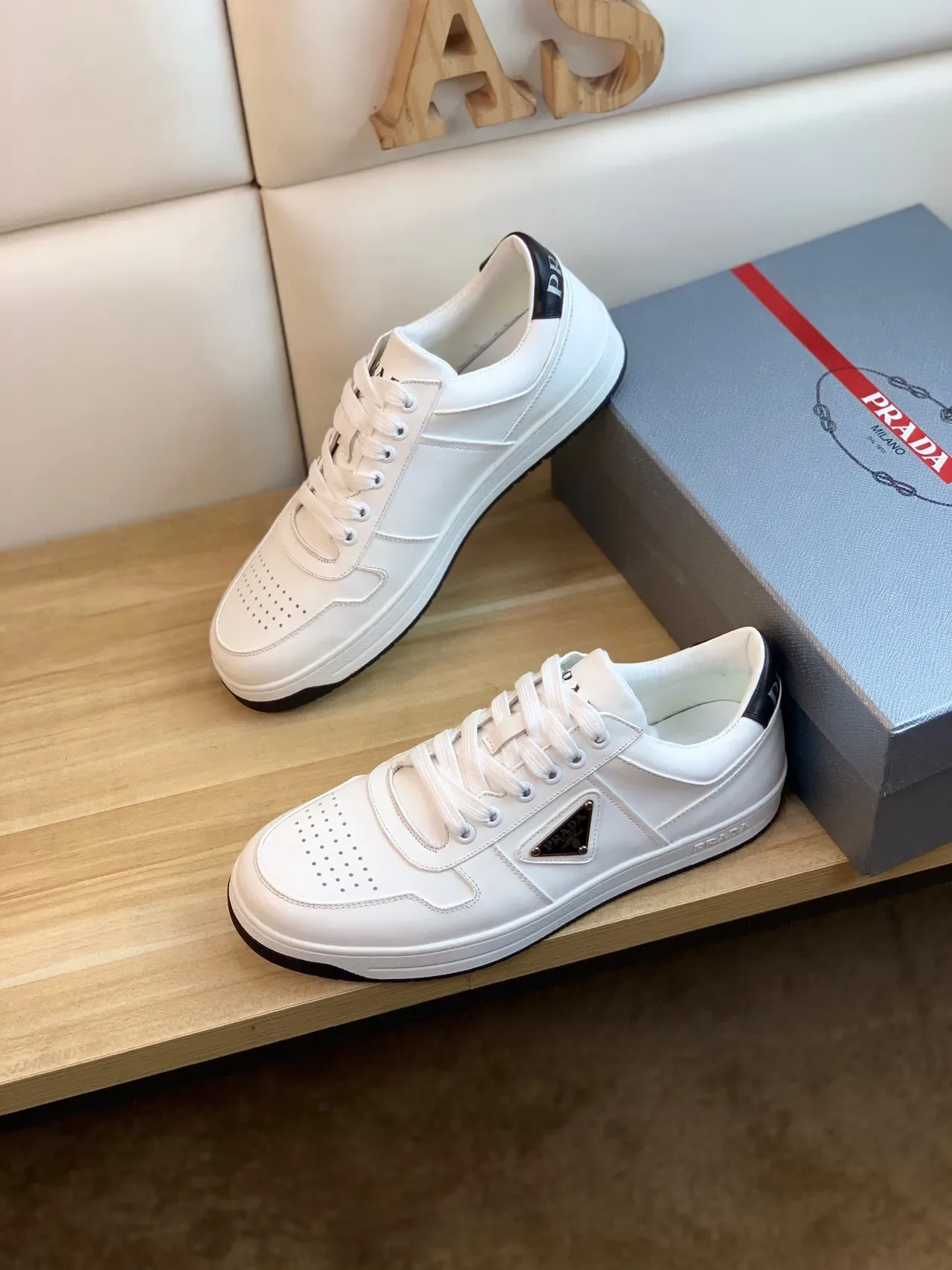 Prada Sneakers Lifestyle Blanc et Noir en Cuir Panelé avec Plaque de Logo Métal Triangulaire 5