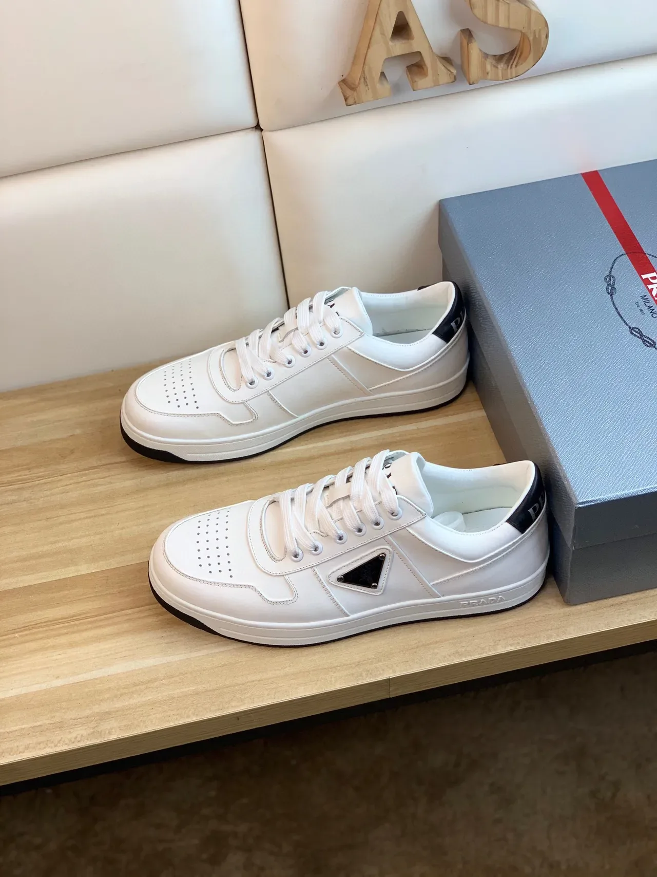 Prada Sneakers Lifestyle Blanc et Noir en Cuir Panelé avec Plaque de Logo Métal Triangulaire 6
