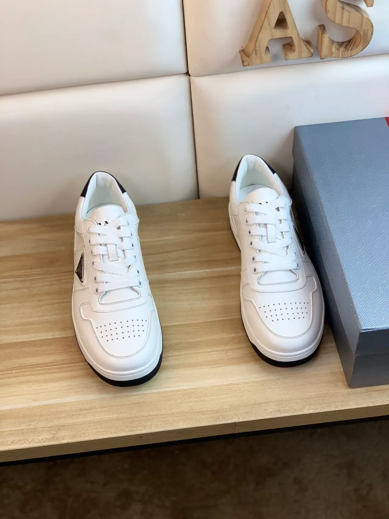 Prada Sneakers Lifestyle Blanc et Noir en Cuir Panelé avec Plaque de Logo Métal Triangulaire 7