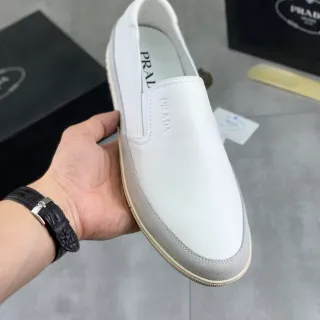 Prada أبيض رمادي سلايب أون جلدي علوي لوفر