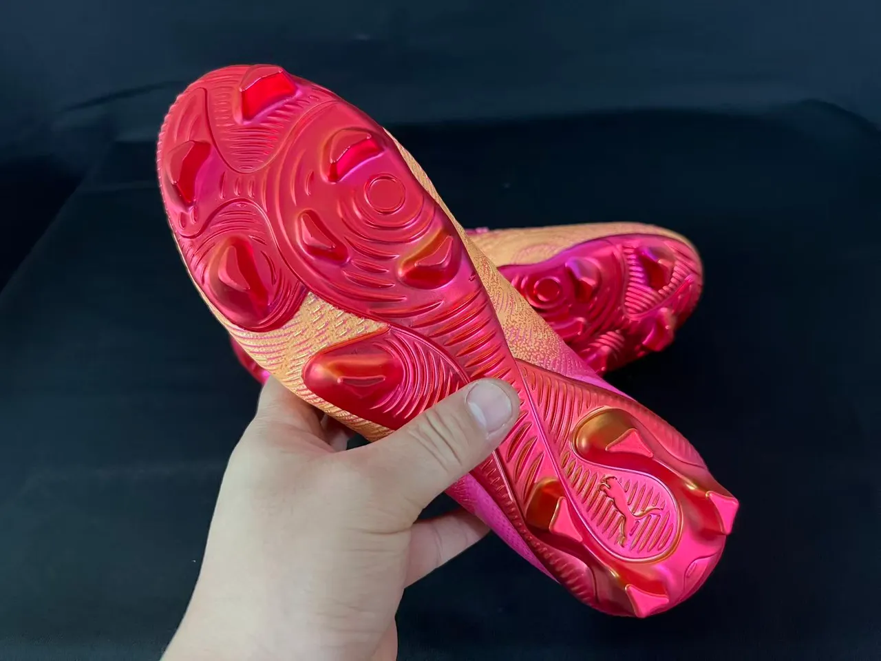 Puma Future Z Sapatos de futebol rosa laranja de corte baixo, com cadarços, upper texturizado sintético, solo firme 2