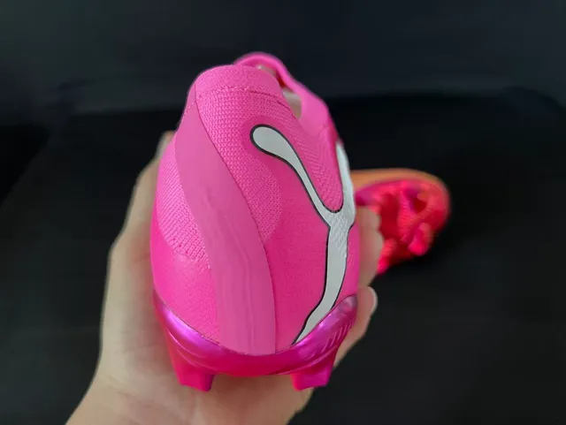Puma Future Z Sapatos de futebol rosa laranja de corte baixo, com cadarços, upper texturizado sintético, solo firme 3