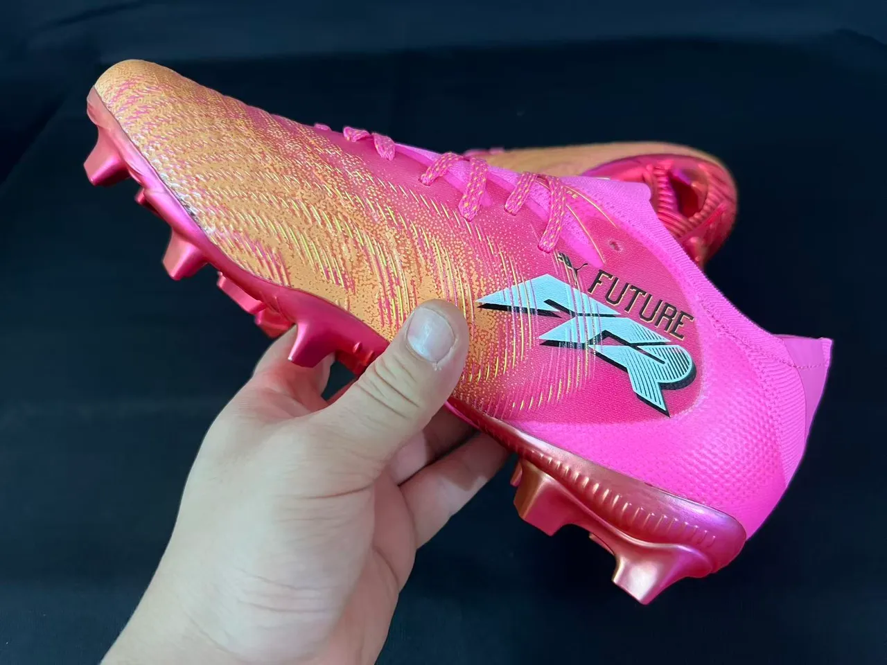 Puma Future Z Sapatos de futebol rosa laranja de corte baixo, com cadarços, upper texturizado sintético, solo firme 4