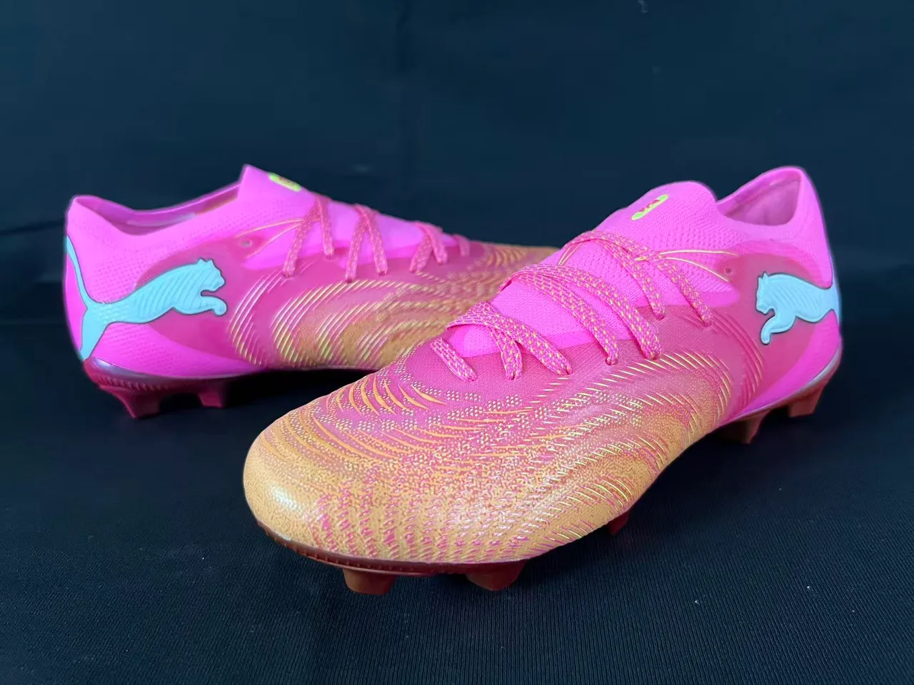 Puma Future Z Sapatos de futebol rosa laranja de corte baixo, com cadarços, upper texturizado sintético, solo firme 7