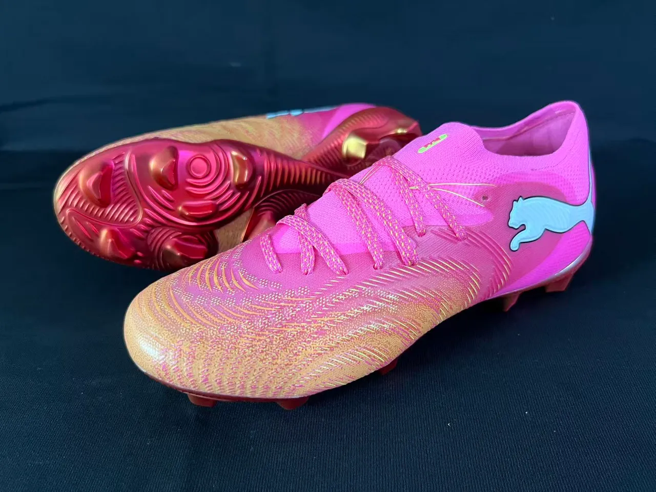 Puma Future Z Sapatos de futebol rosa laranja de corte baixo, com cadarços, upper texturizado sintético, solo firme 9