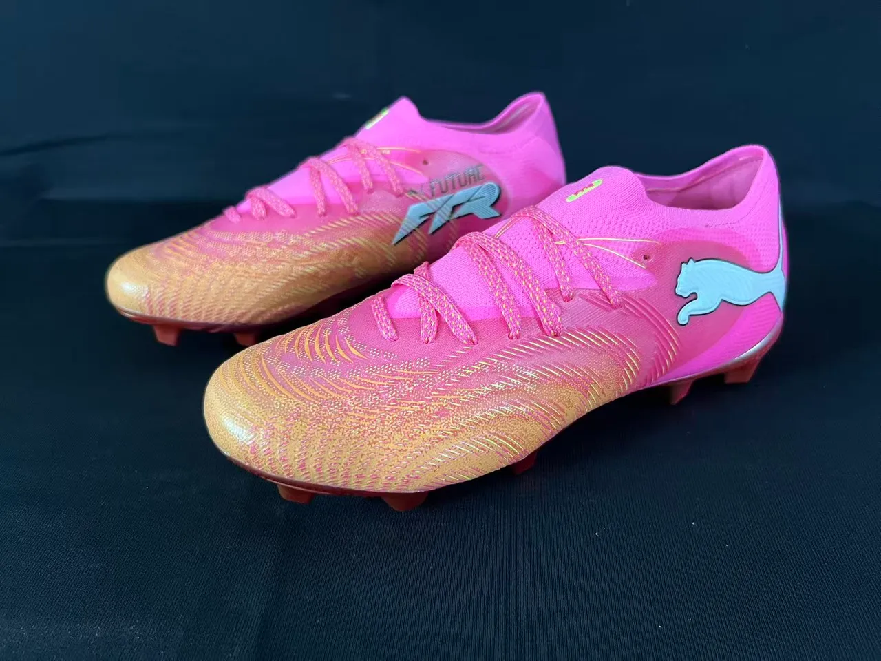 Puma Future Z Sapatos de futebol rosa laranja de corte baixo, com cadarços, upper texturizado sintético, solo firme 10
