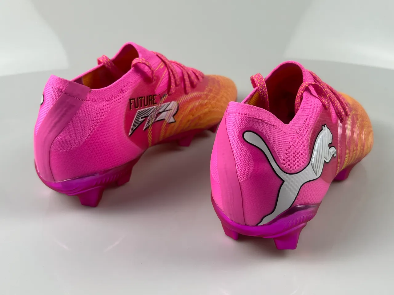 Puma Future Z Sapatos de futebol rosa laranja de corte baixo, com cadarços, upper texturizado sintético, solo firme 17