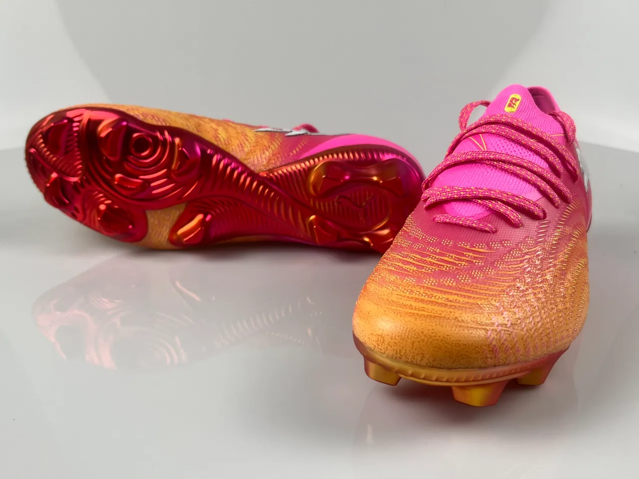 Puma Future Z Sapatos de futebol rosa laranja de corte baixo, com cadarços, upper texturizado sintético, solo firme 18