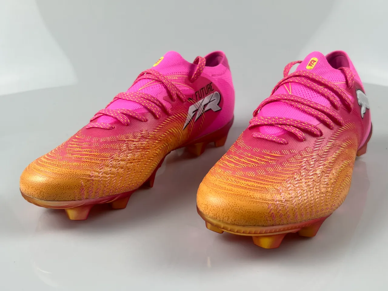 Puma Future Z Sapatos de futebol rosa laranja de corte baixo, com cadarços, upper texturizado sintético, solo firme 19