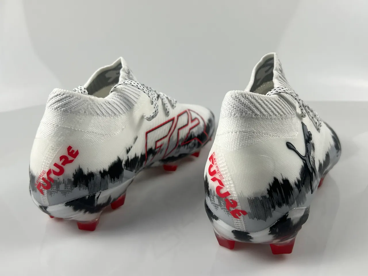 Puma Blanc Noir Chaussure à Encolure Chaussante Haut Tricoté Graphiques Brushstroke Terrain-Firme Chaussures de Football 9