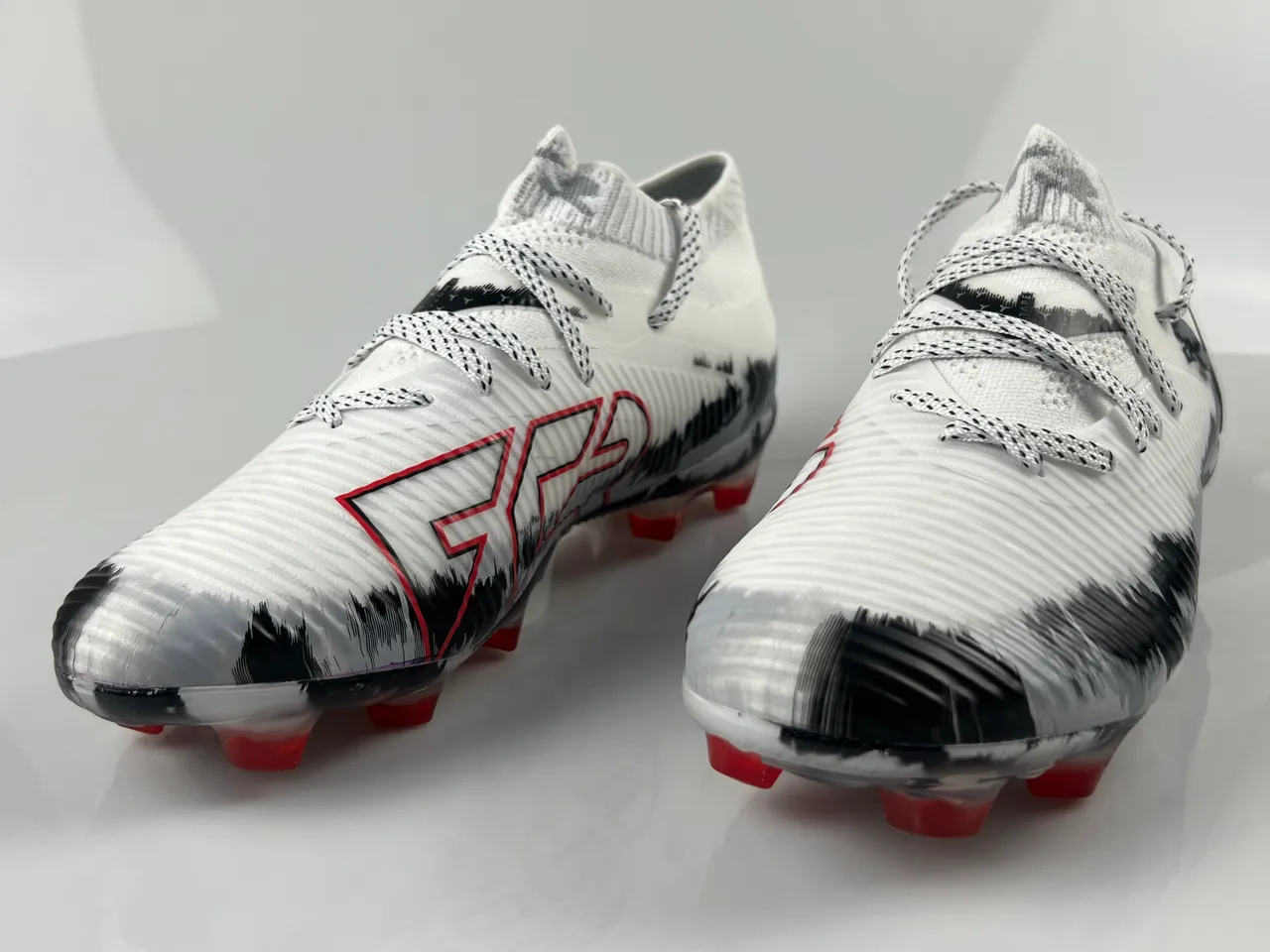 Puma Blanc Noir Chaussure à Encolure Chaussante Haut Tricoté Graphiques Brushstroke Terrain-Firme Chaussures de Football 11