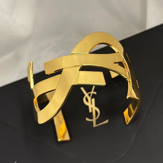 Saint Laurent Monogram Open Cuff Pulseira Dourada 2