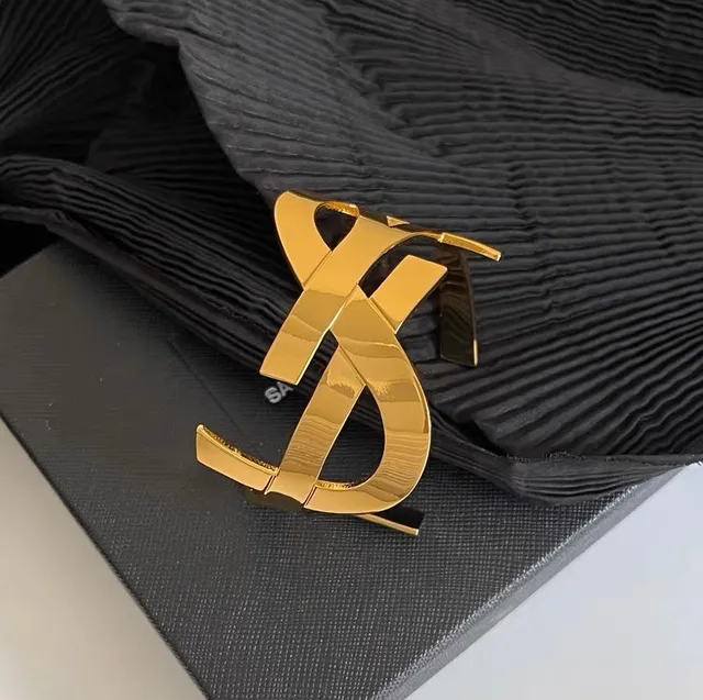 Saint Laurent Monogram Open Cuff Pulseira Dourada 4