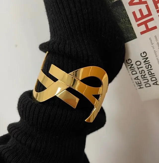 Saint Laurent Monogram Open Cuff Pulseira Dourada 6