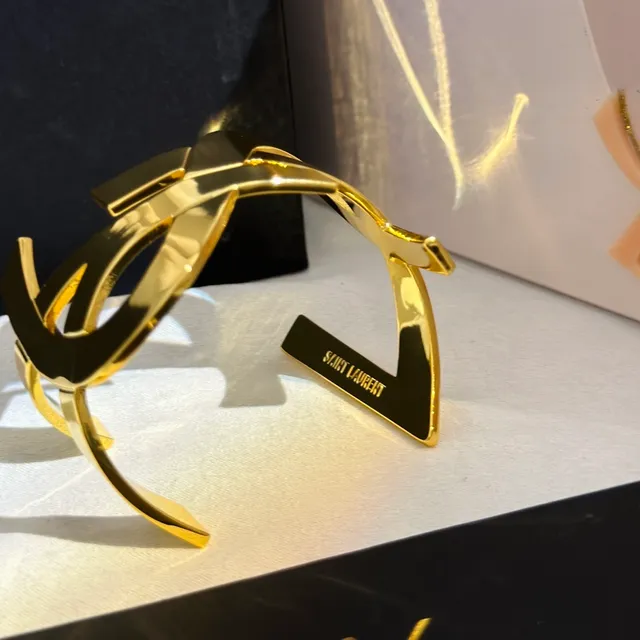 Saint Laurent Monogram Open Cuff Pulseira Dourada 7