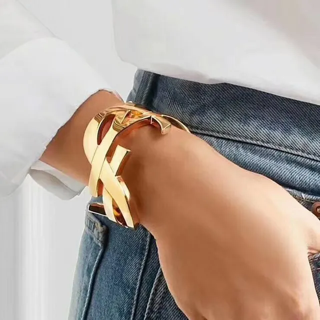 Saint Laurent Monogram Open Cuff Pulseira Dourada 9