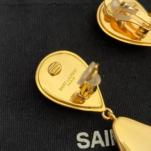 Saint Laurent أقراط معلقة ذهبية اللون ومخمل أسود على شكل قطرة 4