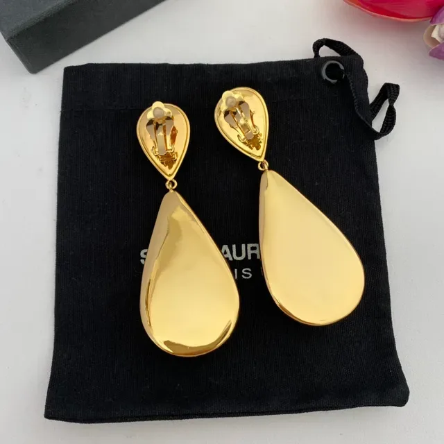 Saint Laurent أقراط معلقة ذهبية اللون ومخمل أسود على شكل قطرة 5