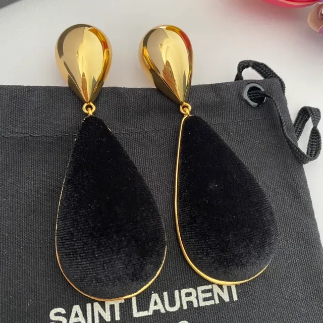 Saint Laurent أقراط معلقة ذهبية اللون ومخمل أسود على شكل قطرة 7