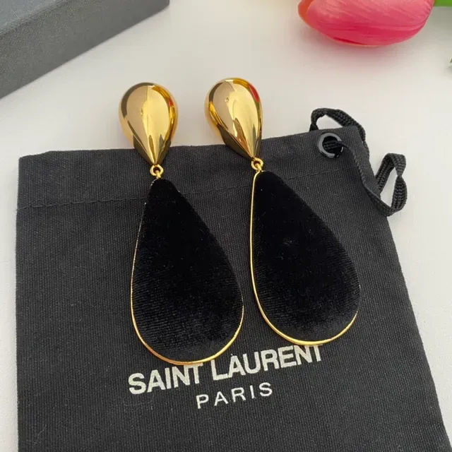 Saint Laurent أقراط معلقة ذهبية اللون ومخمل أسود على شكل قطرة 8