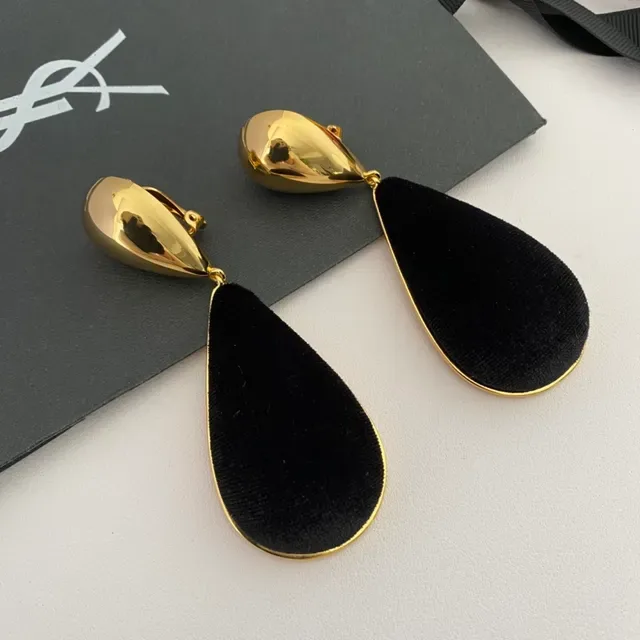 Saint Laurent أقراط معلقة ذهبية اللون ومخمل أسود على شكل قطرة 9